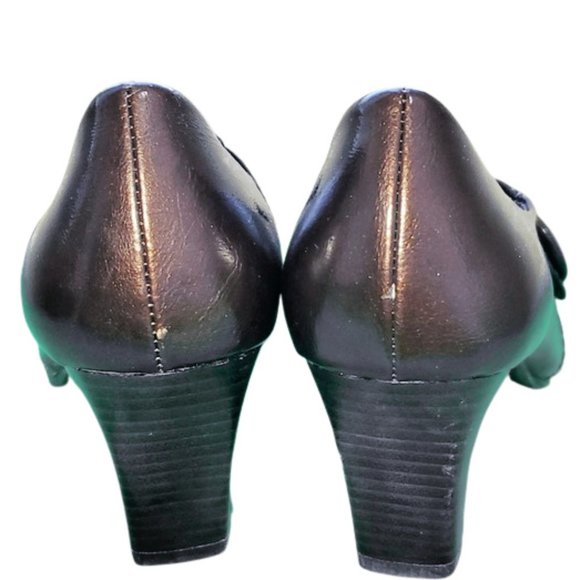 Liz Claiborne Classic Brown Heels - Picture 5 of 6